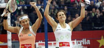 Carol y Ceci celebran un título en la temporada 2012.