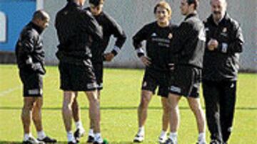 <b>EN CUADRO</b>. Del Bosque habló ayer con lo que queda de su defensa.