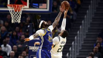 Willie Cauley-Stein coloca un tapón a Rudy Gobert.