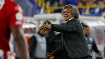 AME841. BOGOTÁ (COLOMBIA), 02/11/2022.- El director técnico de Milloarios, Alberto Gamero reacciona hoy, durante la final de la copa Colombia en el estadio El Campín en Bogotá (Colombia). EFE/ Mauricio Dueñas Castañeda
