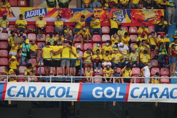 Los hinchas de la Selección Colombia acompañan al equipo en su partido ante Ecuador por las Eliminatorias Sudamericanas en el Metropolitano.