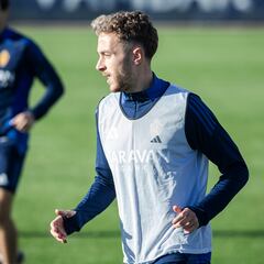 Marc Aguado se ejercita al margen por precaución