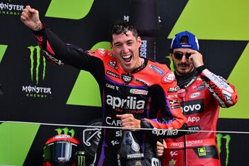 El piloto espa?ol celebra la victoria en Silverstone.