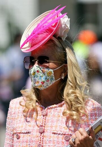  Aficionados a la hípica en el Churchill Downs de Kentucky durante la Kentucky Oaks.