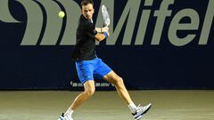 El tenista ruso Daniil Medvedev devuelve una bola durante su partido ante Rinky Hijikata en el Torneo de Los Cabos.