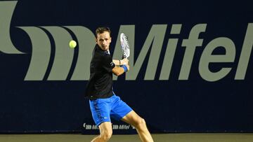 El tenista ruso Daniil Medvedev devuelve una bola durante su partido ante Rinky Hijikata en el Torneo de Los Cabos.