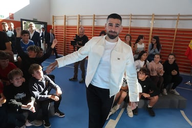 Ayuso nombra a Topuria ‘Embajador contra las drogas y el bullying’