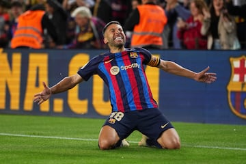 Defendiendo la camiseta del Fútbol Club Barcelona ha estado 458 partidos en los que ha podido anotar 27 goles y repartir 99 asistencias de gol.