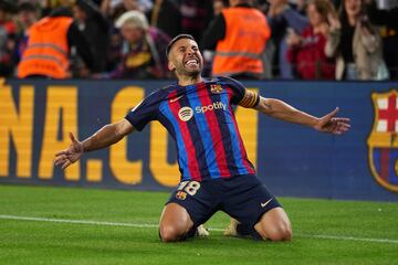 Defendiendo la camiseta del F¨²tbol Club Barcelona ha estado 458 partidos en los que ha podido anotar 27 goles y repartir 99 asistencias de gol.