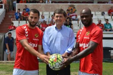 Gal Arael y Emaná posan como nuevos jugadores del Nàstic de Tarragona. 
