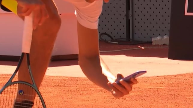 Zverev discute y saca el móvil en medio del partido ante Davidovich