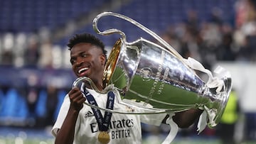 Vinicius Junior levanta la Champions League de la campaña 2021-22, en la que él fue autor del único gol del partido ante el Liverpool.