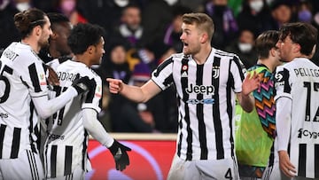 De Ligt se dirige a Cuadrado en el partido contra la Fiorentina.