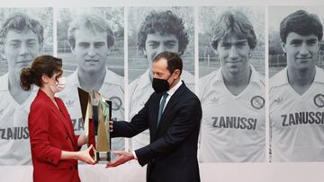 La presidenta de la Comunidad de Madrid, Isabel D&iacute;az Ayuso, entrega el Premio Internacional del Deporte al exfutbolista Emilio Butrague&ntilde;o, un premio que otorga el Gobierno regional a los integrantes de La quinta del Buitre, en la Real Casa d