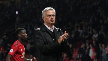 Mourinho aplaude tras caer ante el Tottenham.