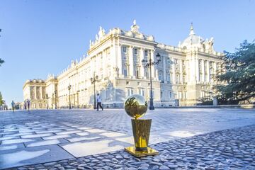 La Plaza de Oriente también recibió al trofeo que todas las franquicias aspiran a levantar.