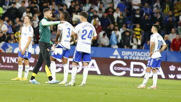 Los jugadores del Zaragoza se lamentan tras caer derrotados frente al Eibar.