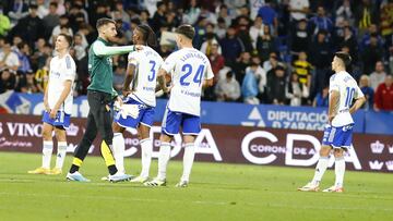 Los jugadores del Zaragoza se lamentan tras caer derrotados frente al Eibar.