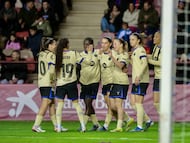 LOGROÑO, 08/02/2026.- Las jugadoras del Barcelona celebran el primer gol, durante el partido de la Liga F que Dux Logroño y FC Barcelona disputan este domingo en el estadio de Las Gaunas. EFE/Fernando Díaz