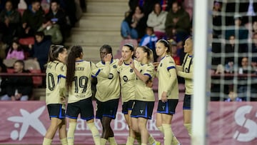 LOGROÑO, 08/02/2026.- Las jugadoras del Barcelona celebran el primer gol, durante el partido de la Liga F que Dux Logroño y FC Barcelona disputan este domingo en el estadio de Las Gaunas. EFE/Fernando Díaz