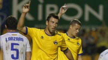 Enrich y Riera celebran un gol.