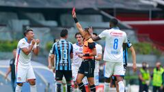 MEXICO CITY, MEXICO - AUGUST 27: Daniel Quintero (C), Central referee shows a red card to Ivan Morales (L) of Cruz Azul during the 11th round match between Cruz Azul and Queretaro as part of the Torneo Apertura 2022 Liga MX at Azteca Stadium on August 27, 2022 in Mexico City, Mexico. (Photo by Mauricio Salas/Jam Media/Getty Images)