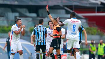 MEXICO CITY, MEXICO - AUGUST 27: Daniel Quintero (C), Central referee shows a red card to Ivan Morales (L) of Cruz Azul during the 11th round match between Cruz Azul and Queretaro as part of the Torneo Apertura 2022 Liga MX at Azteca Stadium on August 27, 2022 in Mexico City, Mexico. (Photo by Mauricio Salas/Jam Media/Getty Images)