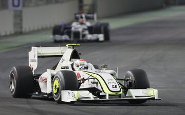 Beneficiada por un polémico diseño del difusor la escudería Brawn GP (anterior Honda) se proclamó en 2009 campeona de pilotos con Jenson Button y de constructores en el mismo año de su debut, siendo el primer y único monoplaza de Fórmula 1 hasta la fecha en conseguirlo.