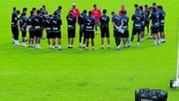 <b>Análisis tras el partido de Leicester </b> Antes de comenzar el entrenamiento matinal de ayer, el técnico reunió a todos sus jugadores para recordarles lo que menos le había gustado del partido jugado el domingo en Leicester. Mendilibar aportó claves concretas para que, sobre todo los más nuevos, lo entiendan: "Tenemos que mirar hacia adelante, no quiero tantos pases hacia atrás. Hay que tratar de hacer daño entre líneas. Debemos de abrir más el campo. Estos fallos luego no podremos tenerlos...".