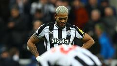 Joelinton, jugador del Newcastle, se lamenta tras quedar eliminado en la Champions League.