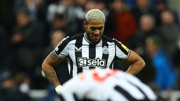 Joelinton, jugador del Newcastle, se lamenta tras quedar eliminado en la Champions League.