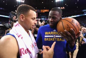 Stephen Curry y Draymond Green celebran la victoria.