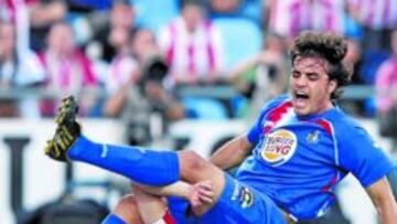 <b>UN PELIGRO CONSTANTE. </b>Pedro León, en la imagen entrado en falta por Gabilondo, llevó por la calle de la amargura al Athletic.