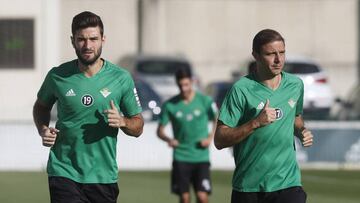 Joaquín, a la derecha, durante un entrenamiento del Betis.
