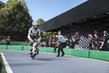 Álvaro Bautista vencedor de la carrera de minimotos