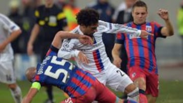 Alexandru Bourceanu del Steaua Bucharest pelea con un bal&oacute;n con Mohamed Salah del Basilea. 