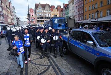 La policía polaca vigila las calles de Breslavia, donde se concentran las aficiones del Betis y del Chelsea, a pocas horas del inicio de la final.