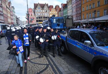 La policía polaca vigila las calles de Breslavia, donde se concentran las aficiones del Betis y del Chelsea, a pocas horas del inicio de la final.