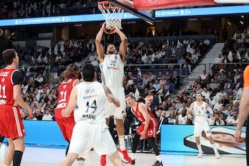 Edy Tavares, listo para machacar el aro frente a Devin Booker.



