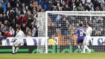 Cristiano Ronaldo se enfada tras una acción de Bale.