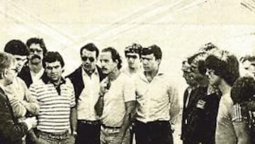 <b>LÍO. </b>Pérez Gascón explica la situación a los jugadores del Málaga.