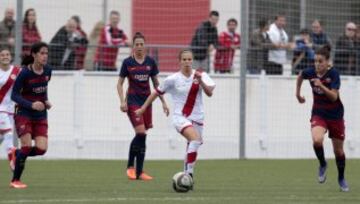 Miriam y y Melanie pelean el balón a Marianela, autora del gol del Rayo, 
