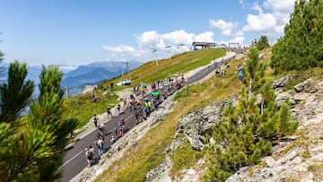 Imagen de la ascensi&oacute;n al Col de la Loze, en M&eacute;ribel, durante el Tour del Porvenir 2019.