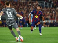 Soccer Football - LaLiga - FC Barcelona v Celta Vigo - Spotify Camp Nou, Barcelona, Spain - April 22, 2026 Celta Vigo's Ionut Radu in action with FC Barcelona's Ferran Torres REUTERS/Albert Gea
