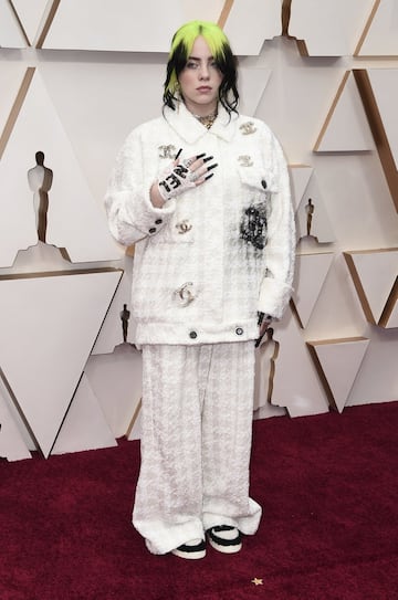 La cantante Billie Eilish lució un diseño blanco de Chanel. 