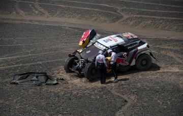 En la etapa 9, Sebastien Loeb y Daniel Elena han perdido toda opci車n de victoria. Rompieron en frontal de su coche al no ver un agujero. Perdieron m芍s de siete horas en la clasificaci車n general.