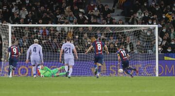 Morales anot¨® el 1-0 de penalti.