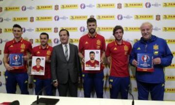 Aduriz, Pedro, Piqué y Sergi Roberto junto a Vicente del Bosque y Lluis Torrent (director general de Panini) con el álbum de cromos de Panini de la Eurocopa 2016.