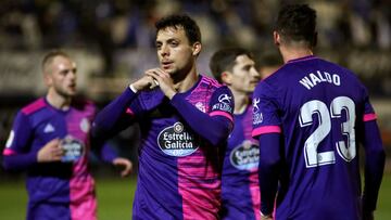 GRAF5762. MARBELLA (MÁLAGA), 05/01/2021.- El delantero del Valladolid Óscar Plano (2-i) celebra tras marcar el segundo gol ante el Marbella, durante el partido de la Copa del Rey que disputan esta noche en el Estadio Municipal Antonio Lorenz