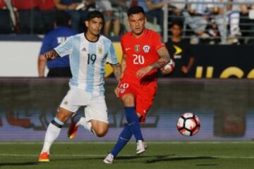 Futbol, Argentina v Chile.
Copa America Centenario 2016.
El jugador de la seleccion chilena Charles Aranguiz, derecha , disputa el balon con Ever Banega de Argentina durante el partido del grupo D de la Copa Centenario en el estadio Levi's de Santa Clara, Estados Unidos.
06/06/2016
Andres Pina/Photosport*********